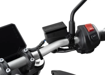 Cache maître-cylindre de liquide de frein avant