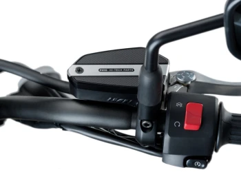 Cache maître-cylindre de liquide de frein avant